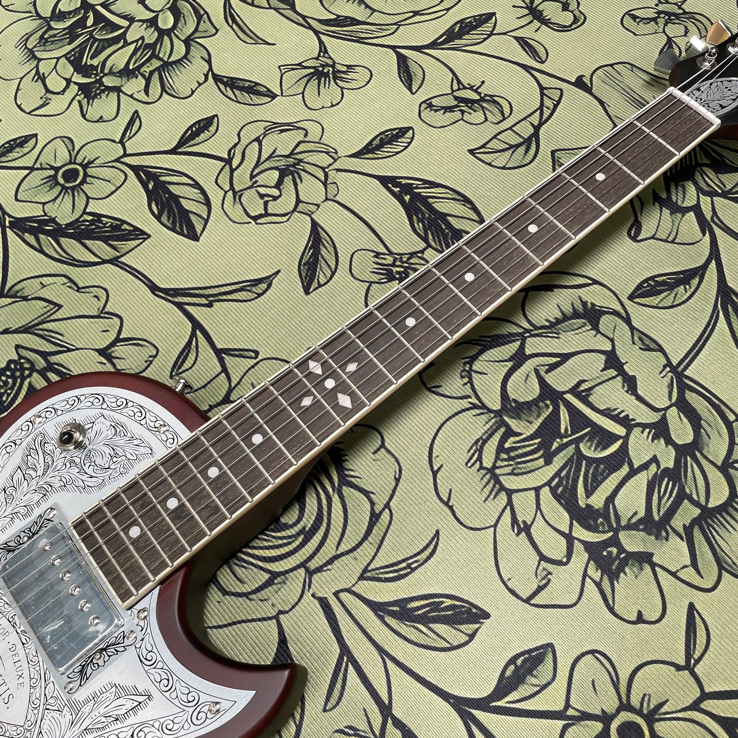 Vintage electric guitar with hand-etched aluminum panel guitars, the ultimate look for rock enthusiasts guitarra
